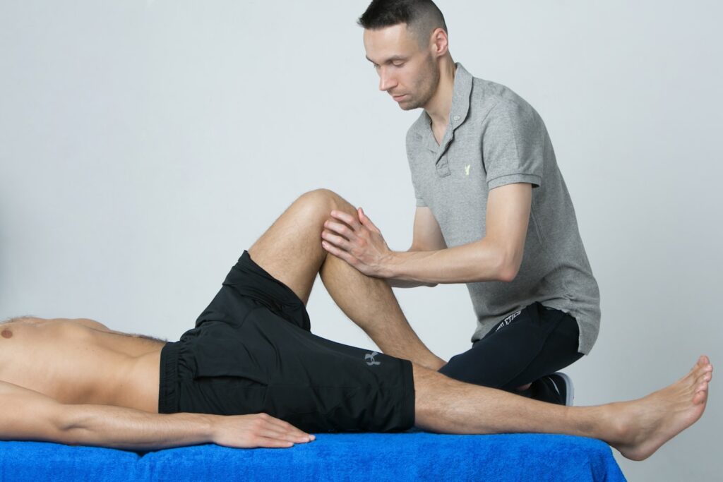 Fisioterapeuta realizando rehabilitación de rodilla durante una consulta de fisioterapia en CEVID para mejorar movilidad, fuerza y recuperación funcional.