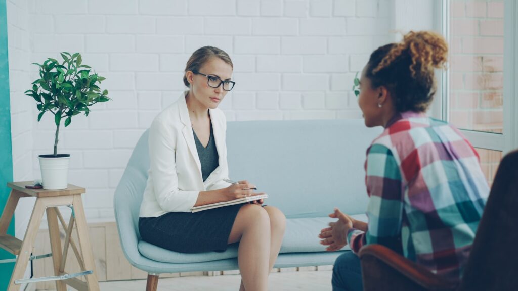 Psicóloga brindando atención psicológica a un paciente en consulta profesional para ansiedad, estrés y bienestar emocional