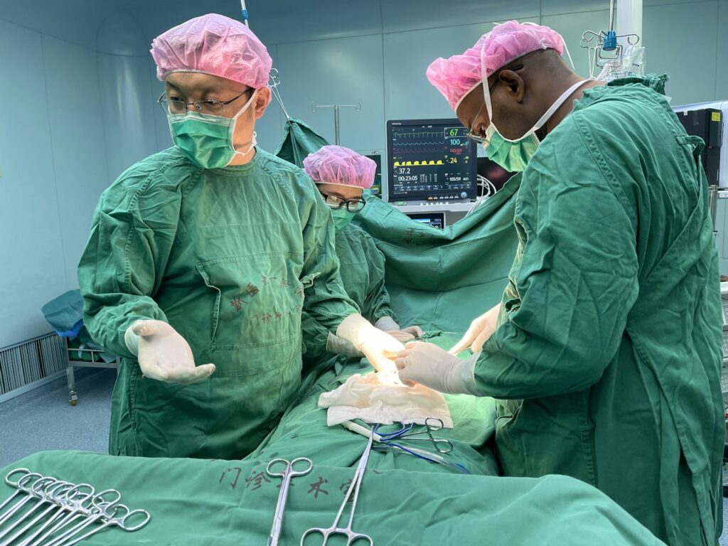 Equipo médico trabajando en una sala de operación, representando atención profesional, valoración médica y cuidado de la salud