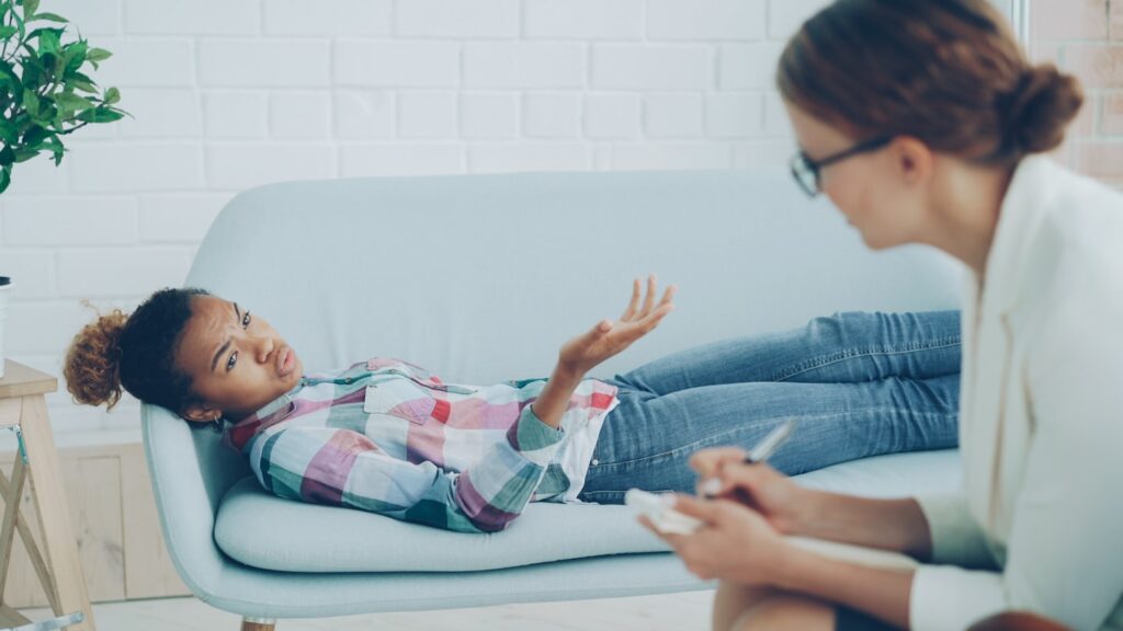 Persona en una sesión de acompañamiento emocional, representando terapia de biodescodificación en CEVID para trabajar patrones personales y bienestar emocional